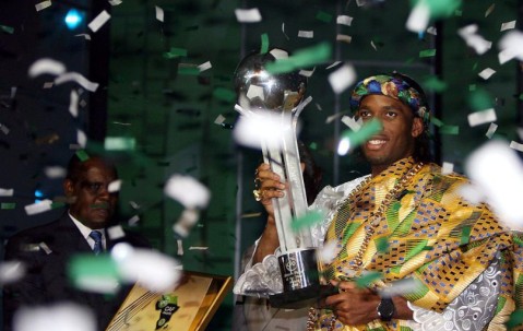 开云体育官方-德罗巴重返赛场，大比分获胜首场状态出色，日本队观众沸腾！观众掌声雷动的简单介绍