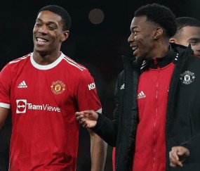 开云体育线上网站-关于曼联训练开放日，窗口期官宣签约引欢呼，西甲在即，赛程密集仍需轮换的信息